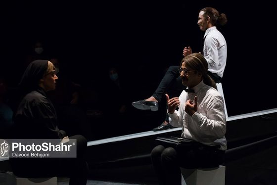 نقدی بر تئاتر «پایان پیش‌خدمت» به‌کارگردانی محمد خوش‌خلق | فرم، پررنگ‌تر از محتوا