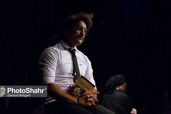 نقدی بر تئاتر «پایان پیش‌خدمت» به‌کارگردانی محمد خوش‌خلق | فرم، پررنگ‌تر از محتوا