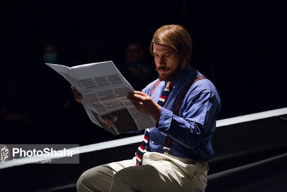 نقدی بر تئاتر «پایان پیش‌خدمت» به‌کارگردانی محمد خوش‌خلق | فرم، پررنگ‌تر از محتوا