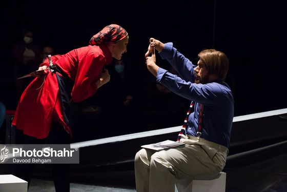 نقدی بر تئاتر «پایان پیش‌خدمت» به‌کارگردانی محمد خوش‌خلق | فرم، پررنگ‌تر از محتوا