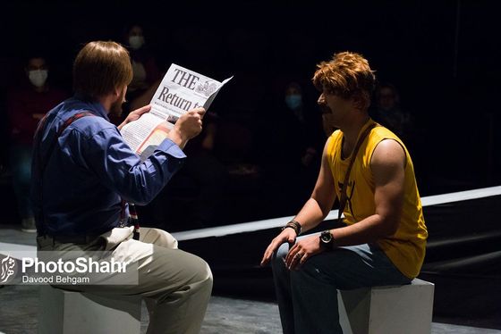 نقدی بر تئاتر «پایان پیش‌خدمت» به‌کارگردانی محمد خوش‌خلق | فرم، پررنگ‌تر از محتوا