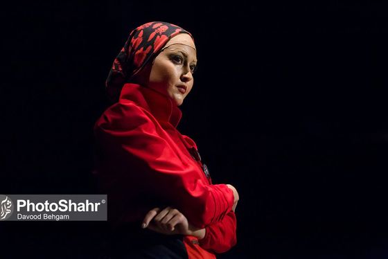 نقدی بر تئاتر «پایان پیش‌خدمت» به‌کارگردانی محمد خوش‌خلق | فرم، پررنگ‌تر از محتوا