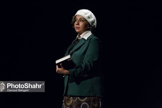 نقدی بر تئاتر «پایان پیش‌خدمت» به‌کارگردانی محمد خوش‌خلق | فرم، پررنگ‌تر از محتوا