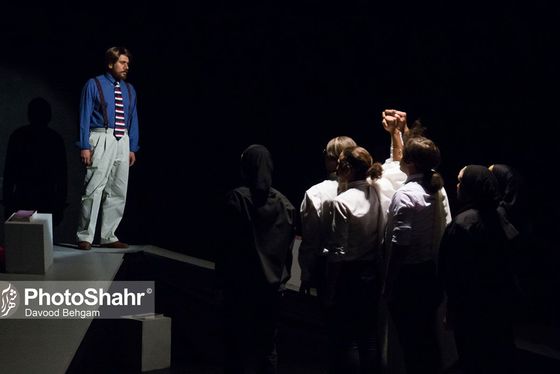 نقدی بر تئاتر «پایان پیش‌خدمت» به‌کارگردانی محمد خوش‌خلق | فرم، پررنگ‌تر از محتوا