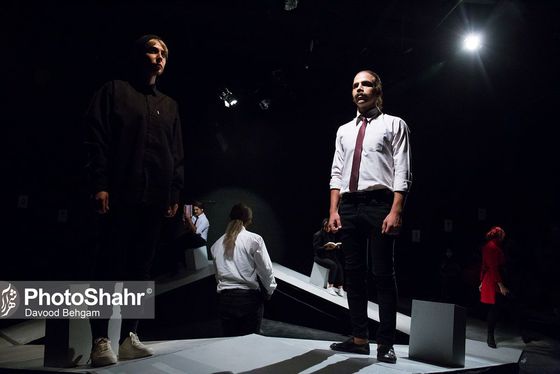 نقدی بر تئاتر «پایان پیش‌خدمت» به‌کارگردانی محمد خوش‌خلق | فرم، پررنگ‌تر از محتوا