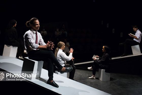 نقدی بر تئاتر «پایان پیش‌خدمت» به‌کارگردانی محمد خوش‌خلق | فرم، پررنگ‌تر از محتوا