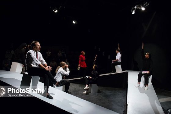 نقدی بر تئاتر «پایان پیش‌خدمت» به‌کارگردانی محمد خوش‌خلق | فرم، پررنگ‌تر از محتوا