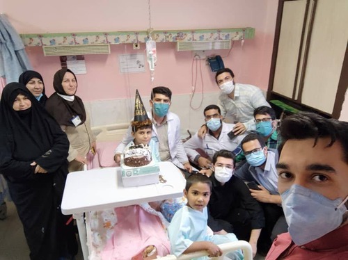 ‏جشن تولد برای کودک مجروح انفجار قندهار در بیمارستان بقیه‌الله تهران + عکس