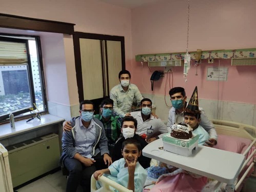 ‏جشن تولد برای کودک مجروح انفجار قندهار در بیمارستان بقیه‌الله تهران + عکس