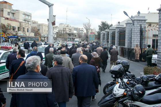 تجمع اعتراضی بازنشستگان و کارگران تأمین اجتماعی مقابل مجلس + تصاویر (۲۶ دی ۱۴۰۰)