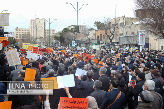 تجمع اعتراضی بازنشستگان و کارگران تأمین اجتماعی مقابل مجلس + تصاویر (۲۶ دی ۱۴۰۰)