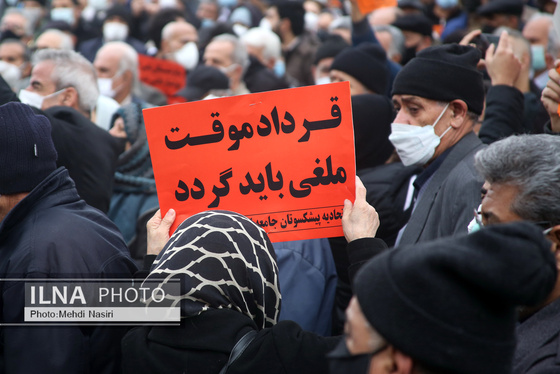 تجمع اعتراضی بازنشستگان و کارگران تأمین اجتماعی مقابل مجلس + تصاویر (۲۶ دی ۱۴۰۰)