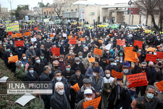 تجمع اعتراضی بازنشستگان و کارگران تأمین اجتماعی مقابل مجلس + تصاویر (۲۶ دی ۱۴۰۰)