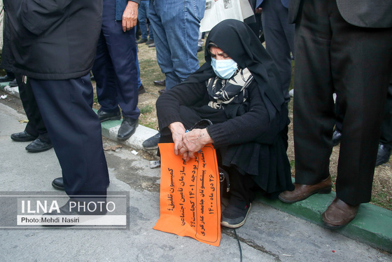 تجمع اعتراضی بازنشستگان و کارگران تأمین اجتماعی مقابل مجلس + تصاویر (۲۶ دی ۱۴۰۰)