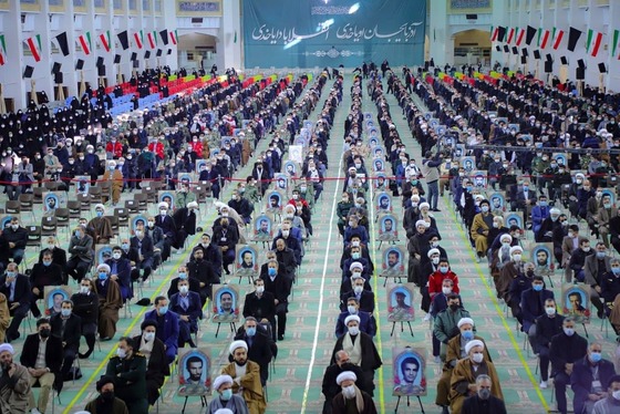 رهبر معظم انقلاب: کسی که زندگی اشرافی دارد یا دم از تسلیم می‌زند نمی‌تواند به انقلاب پایبند باشد